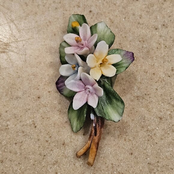 RARE VINTAGE CLASSIC CAPODIMONTE ITALIAN FLOWER BOUQUET PORCELAIN BROOCH PIN - Picture 1 of 14